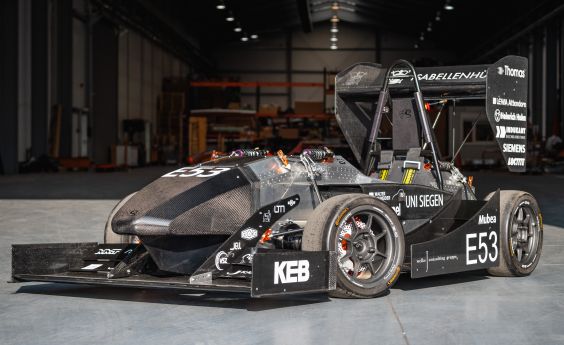 &bdquo;Molly&ldquo; von den Speedings Scientists Siegen, der elektrisch angetriebene Rennwagen des Formula-Student-Teams der Universit&auml;t Siegen, verf&uuml;gt als einer der wenigen in dieser Rennserie &uuml;ber ein Aluminium-Monocoque-Chassis und Allradantrieb