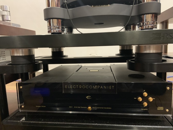 Nahaufnahme der vier pneumatischen Luftfederelemente