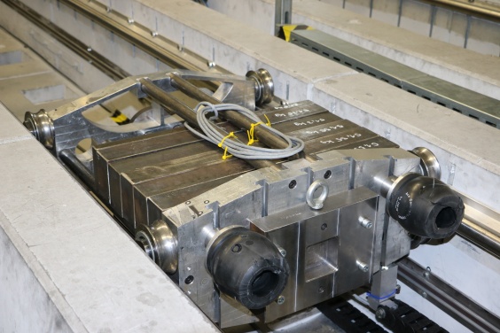 Schlitten mit Pr&uuml;fmaterial und ACE Sicherheitsd&auml;mpfern als Aufprallschutz