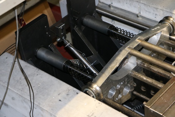 ACE Sicherheitssto&szlig;d&auml;mpfer in der Endlage des Pr&uuml;fstands nach punktgenauer Aufnahme der Massenkr&auml;fte des Schlittens