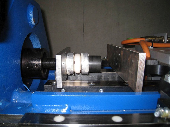 Wie hoch Energieaufnahme und Haltbarkeit der TUBUS-Spezial-Niederhalterd&auml;mpfer sind, wurde in Testreihen auf Pr&uuml;fst&auml;nden bei ACE ermittelt