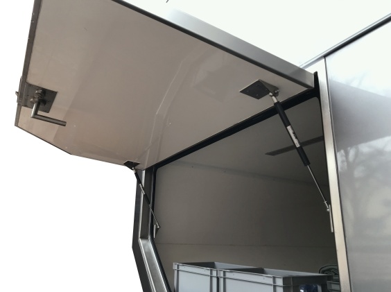 Sicheres Be- und Entladen: Kundenspezifisch ausgelegte und bef&uuml;llte ACE Industrie-Gasdruckfedern mit Ventiltechnik unterst&uuml;tzen die Muskelkraft an der Beladeklappe