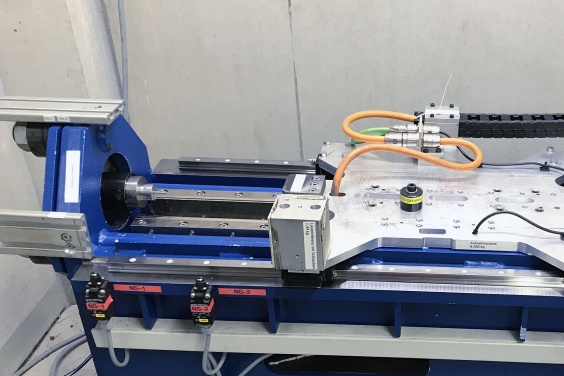 Im Zuge der kundenspezifischen Anpassung von Kleinsto&szlig;d&auml;mpfern f&uuml;r bestm&ouml;glichen Schutz der Endlagen eines Handlingsystems f&uuml;hrt ACE vor der Auslieferung der hydraulischen Maschinenelemente diverse Testl&auml;ufe auf dem eigenen Pr&uuml;fstand durch.