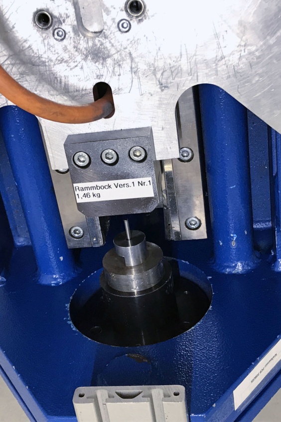 Besonderes Augenmerk bei den Tests der Kleinsto&szlig;d&auml;mpfer legen die Ingenieure auf die Erf&uuml;llung der vorgegebenen Werte im Falle einer Havarie, bei der die Maschinenelemente die Massenkr&auml;fte in der Endlage jeder der simulierten Achsen augenblicklich vollst&auml;ndig zu absorbieren haben.