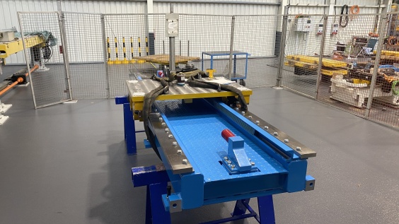 Die Siebte Achse der EXPERT-T&Uuml;NKERS GmbH wird &uuml;ber ein Ritzel-Zahnstangensystem angetrieben. Sicherheitsd&auml;mpfer von ACE sch&uuml;tzen die Konstruktion in den Endlagen