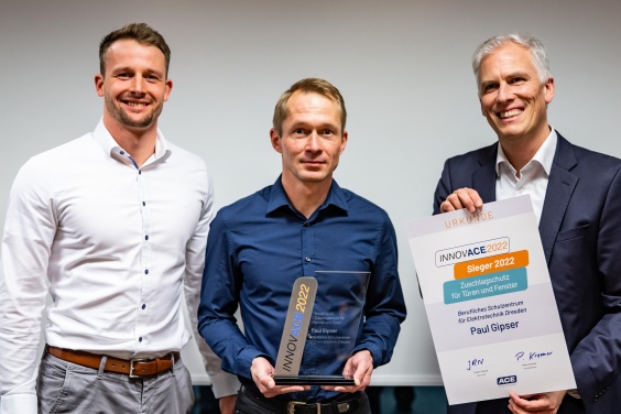 Paul Gipser vom Beruflichen Schulzentrum f&uuml;r Elektrotechnik Dresden, Sieger des INNOVACE 2022 der ACE Sto&szlig;d&auml;mpfer GmbH, eingerahmt von Dr. Peter Kremer (rechts), Gesch&auml;ftsf&uuml;hrer von ACE, und Toni Riediger, Marktsegment-Manager Maschinen- und Anlagenbau, bei ACE und der Stabilus Gruppe.