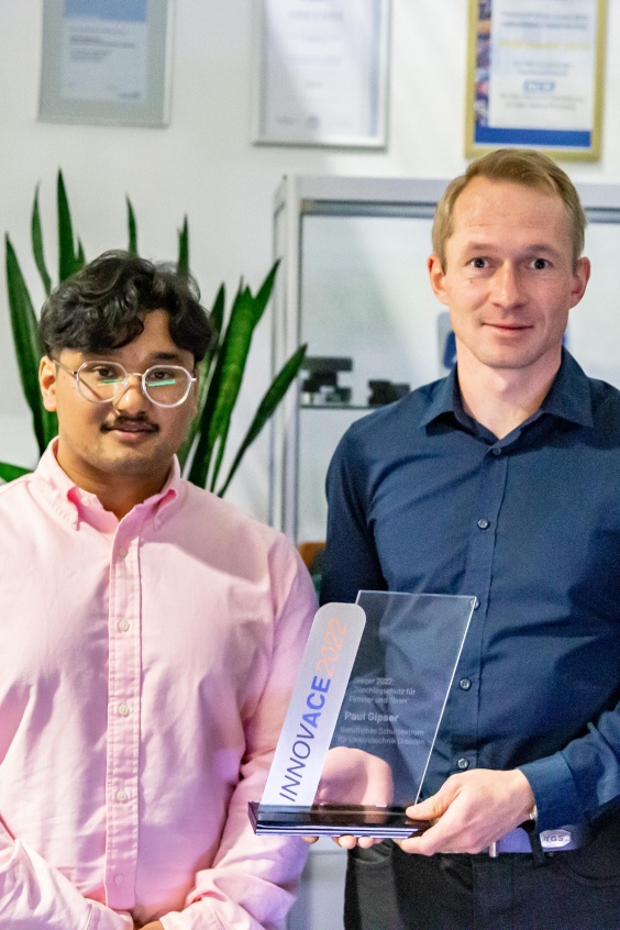 Paul Gipser, Preistr&auml;ger des INNOVACE 2022, vom Beruflichen Schulzentrum f&uuml;r Elektrotechnik Dresden (rechts) mit dem Zweitplatzierten Suman Shrestha, Maschinenbaustudent an der Hochschule RheinMain, R&uuml;sselsheim.