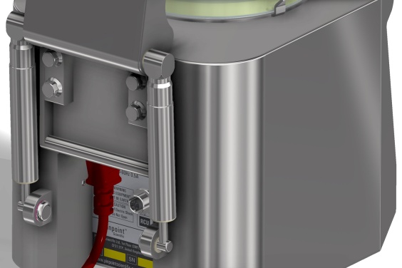 Die Gesamtkonstruktion ist in Edelstahl ausgef&uuml;hrt, wobei die aus beschichtetem Stahl gefertigten hydraulischen Bremszylinder in passende Edelstahlh&uuml;lsen integriert sind und dem einfachen &Ouml;ffnen und Schlie&szlig;en des Probenehmerdeckels dienen.