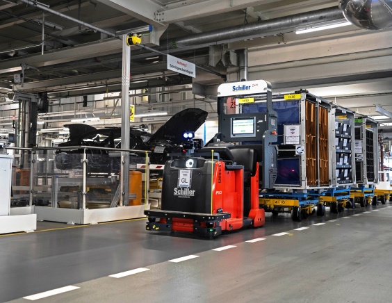 Autonomer Transport von 500 Tonnen Material vom Lager zur Montage t&auml;glich dank Digitalisierung und Autonomisierung der Logistikaufgaben mit der fahrerlosen Routenzug-Flotte von Schiller Automatisierungstechnik GmbH.