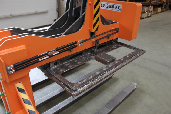 F&uuml;r optimales Heben und Senken des Platinengreifer-Tisches: Die Industrie-Gaszugfedern des Typs GZ-28-600-DD-1200N wurden von den Konstrukteuren im Testbetrieb &uuml;ber das au&szlig;en am Korpus leicht zug&auml;ngliche Ventil auf den Schlusswert von je 800 N eingestellt.