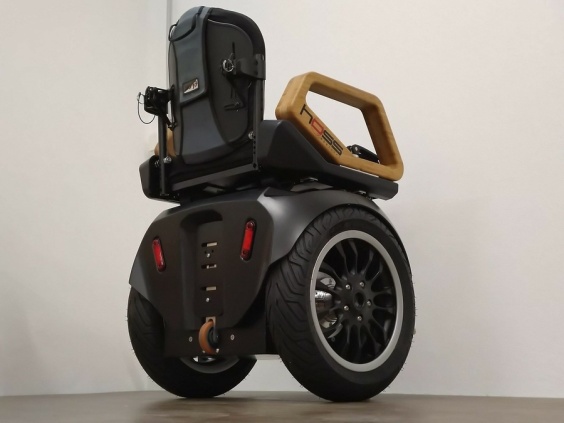 Ein Klappmechanismus f&auml;hrt bei Systemversagen sofort aus und bringt den Rollstuhl zum Stehen. Insgesamt verf&uuml;gt ein Hoss Mobility &uuml;ber vier Motoren, je einen f&uuml;r die Hauptr&auml;der und f&uuml;r beide St&uuml;tzen
