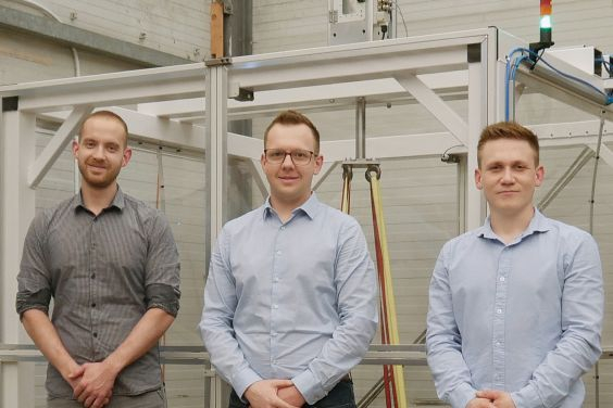 Julian Raimann, Arne Hankemeier und Tobias Ridder (v. l. n. r.), staatlich gepr&uuml;fte Techniker der Fachrichtung Maschinenbau am Felix-Fechenbach-Berufskolleg, Detmold, vor ihrer Konstruktion