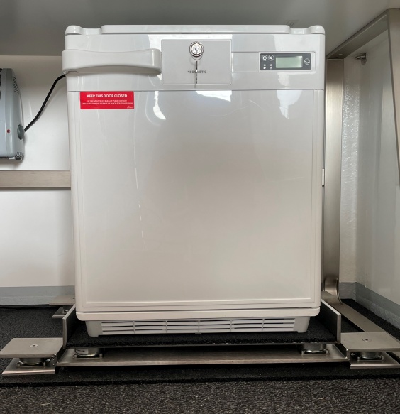 GPS Kühlschrank im Impfmobil front GPS Kühlschrank im Impfmobil front