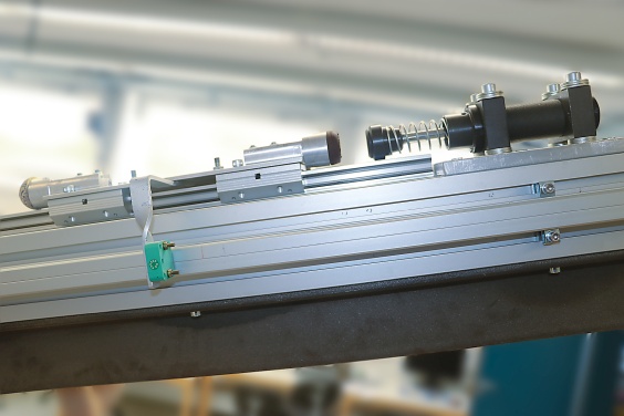 Bei den Messungen am Test- und Trainingsger&auml;t entstehen durch die Wurfbewegungen wieder und wieder hohe Massenkr&auml;fte, die in den oberen und unteren Endlagen zum Schutz der Probanden und des Ger&auml;ts durch Industriesto&szlig;d&auml;mpfer r&uuml;ckprallfrei abgebaut werden. Bildnachweis: Universit&auml;t T&uuml;bingen