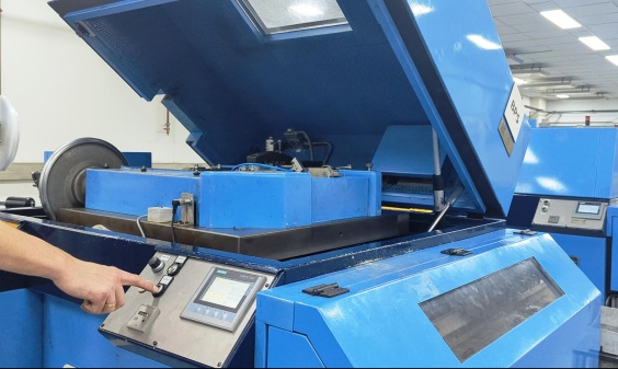 An den Hauben der Werkzeugmaschinen der KeyTec Netherlands B. V. arbeiten Aktuatoren und Industriegasfedern von ACE Hand in Hand, um Ergonomie und Sicherheit für das Personal auf eine neue Stufe zu heben